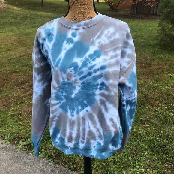 Gildan Tops - Tye dye Gildan sweatshirt size L